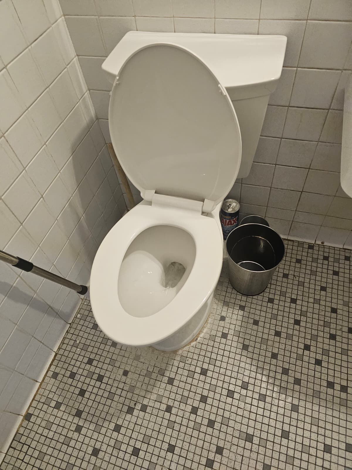 Inodoro con cesto de basura
